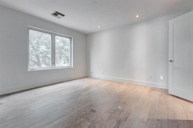 Building Photo - 1222 Marconi St