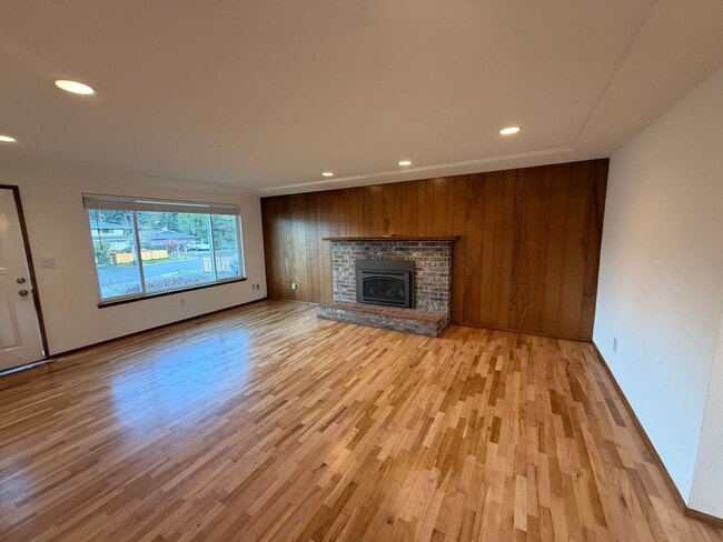 Building Photo - Beautiful Family Home in Tacoma!