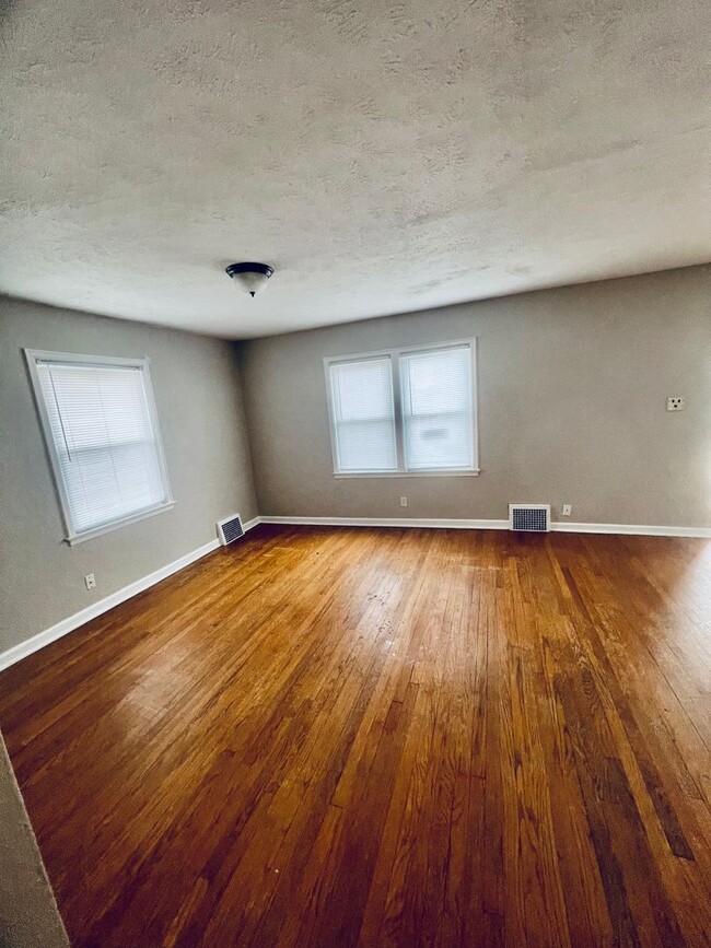 Building Photo - Large 2 bed 1 bath Duplex in Dundee!