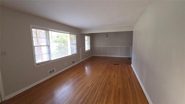 Building Photo - 136 Hillsdale Dr SE