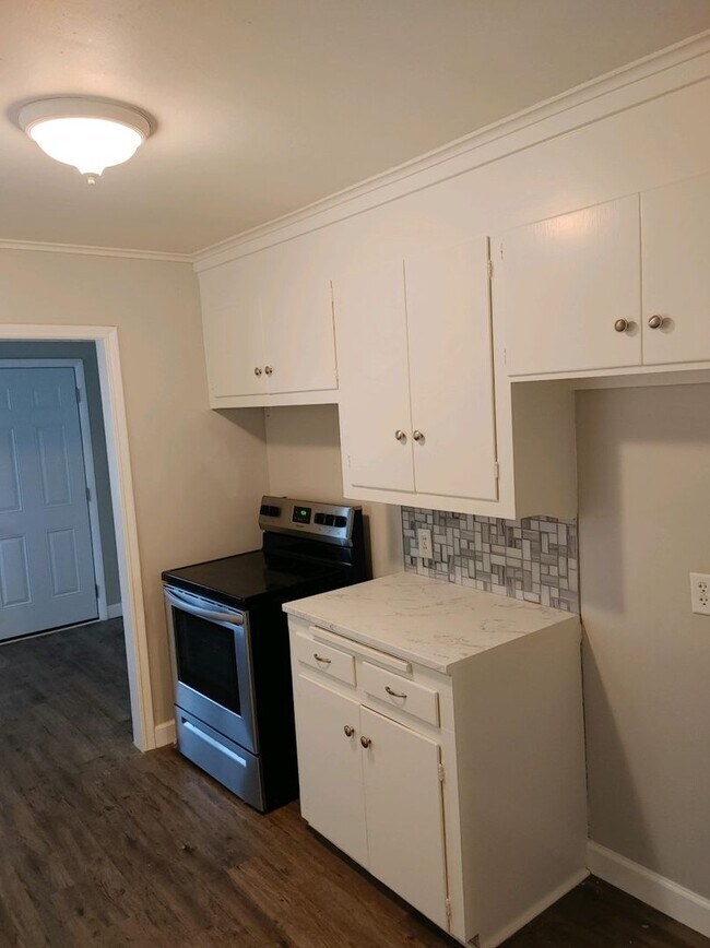 Building Photo - Corner lot w/mature trees, gorgeous hardwoods, small bonus room off kitchen-perfect for an office.