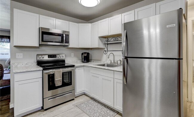 Building Photo - 830 Zion Dr