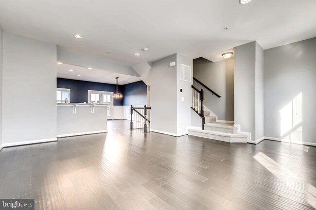 Building Photo - 8225 Secluded Cove Ln