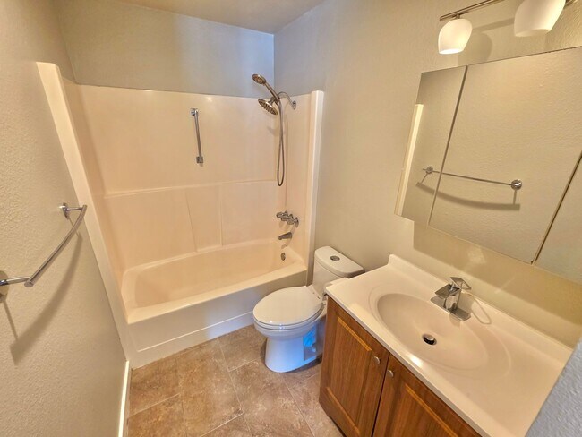 Building Photo - Luminous & Spacious apartments with Private Balcony in Tacoma