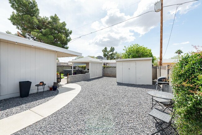 Building Photo - 2237 E Hillery Dr