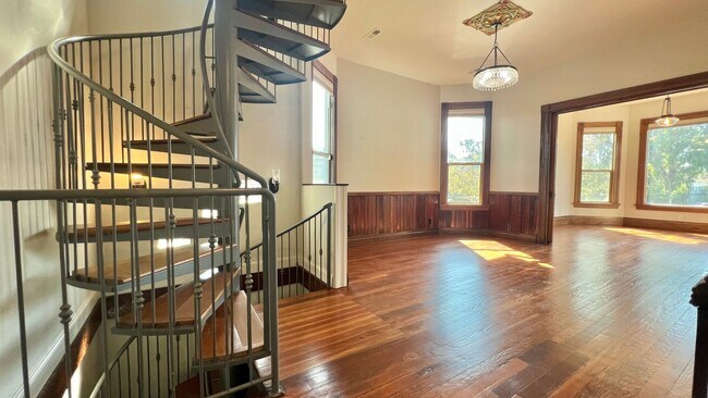 Building Photo - 696-694-29th