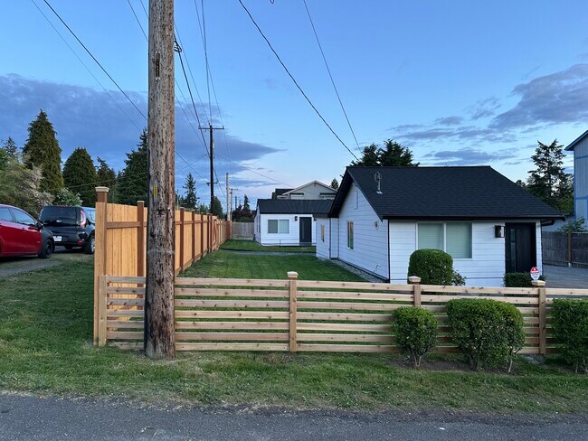 Building Photo - 1747 NE 147th St