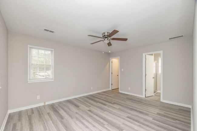 Building Photo - Beautifully Renovated 4-Bedroom Home in Ch...