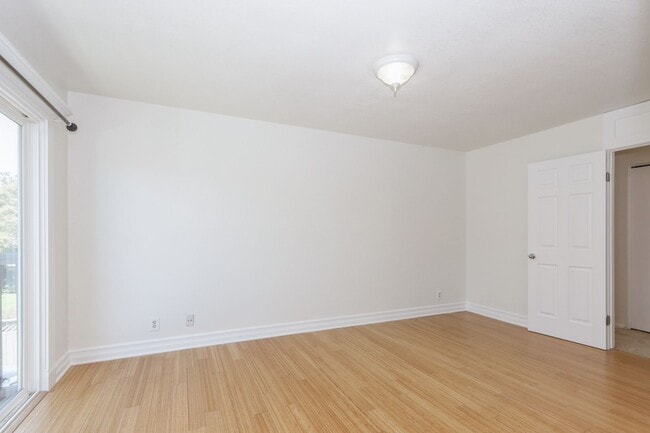 Building Photo - 3 Bed / 2.5 Bath light and spacious townho...
