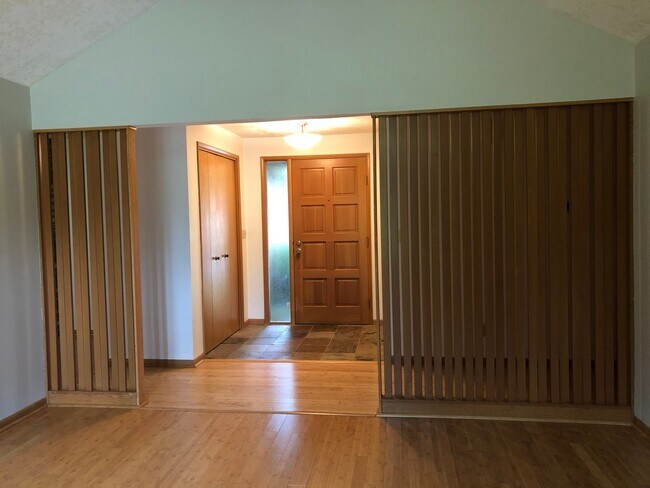 Building Photo - 2250 Dorchester Dr S