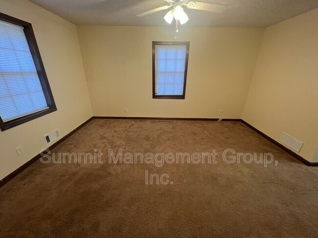 Building Photo - 916 Curry Cir SE