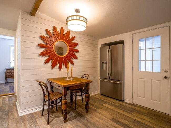 Building Photo - 103 N Ave Q