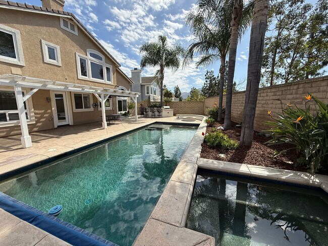 Building Photo - 635 Aliento Way
