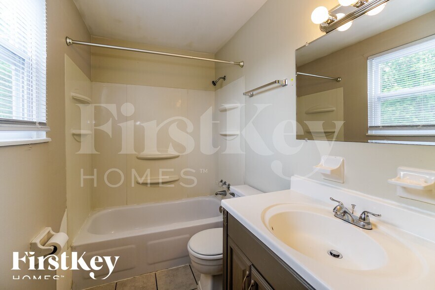 Building Photo - 161 Greenlake St