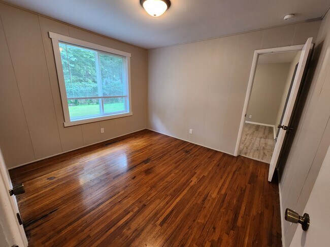 Building Photo - Spacious 3-Bedroom, 1-Bathroom Home AVAILABLE NOW!!