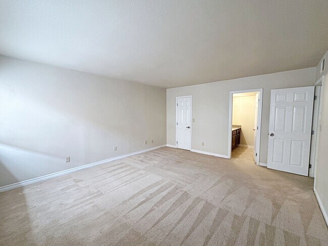 Building Photo - 3 BEDROOM, 2 BATH DOWNSTAIRS CONDO IN GUARD GATED COMMUNITY