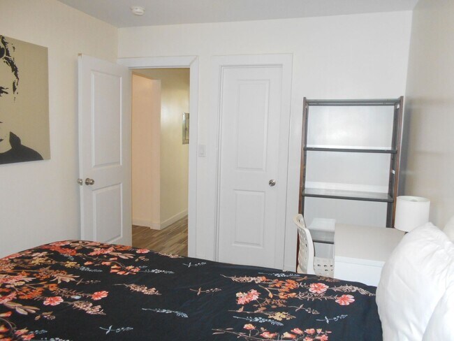 Building Photo - Charming Fully Remodeled Bungalow in Downtown Las Vegas