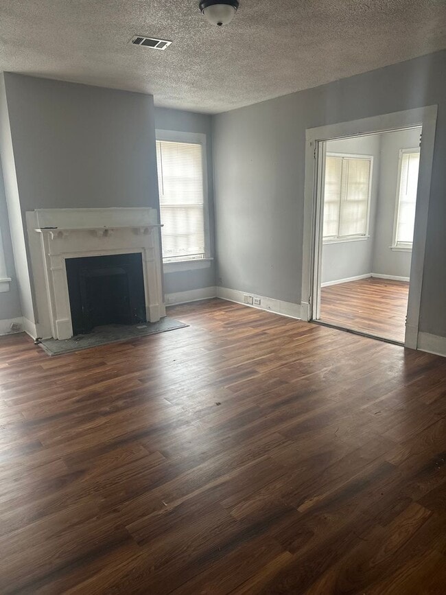 Building Photo - 3 bedroom 1 bath close to Mercer University!