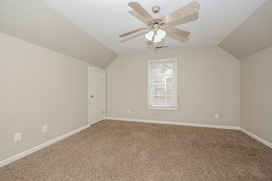 Building Photo - 411 Carmel Dr