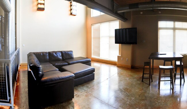 Building Photo - 25 E John St