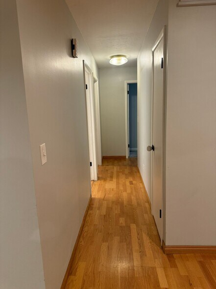Building Photo - 992 Halcyon Dr