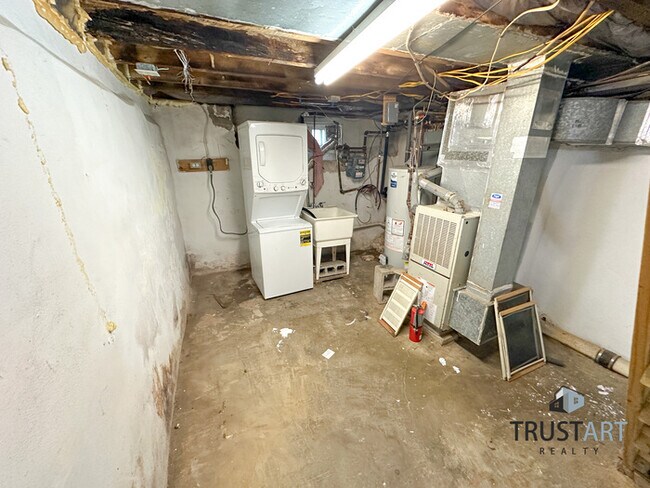 Building Photo - 3 bedroom house with backyard and basement.