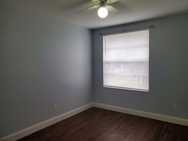 Building Photo - 2/1 Patio Home close to Shopping and Schools