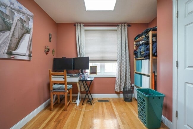 Building Photo - 32 Parker St