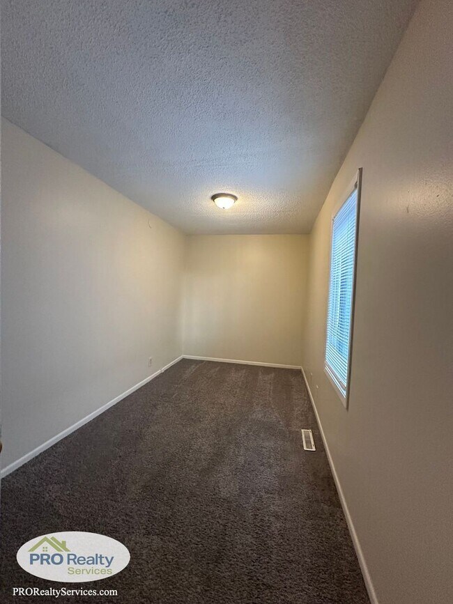 Building Photo - 423 NE Taylor St