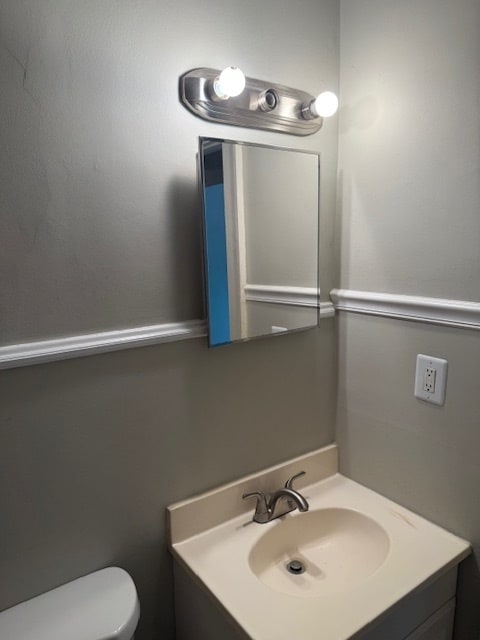 Building Photo - Adorable 2BR/1BA with spacious living area and wood floors throughout!