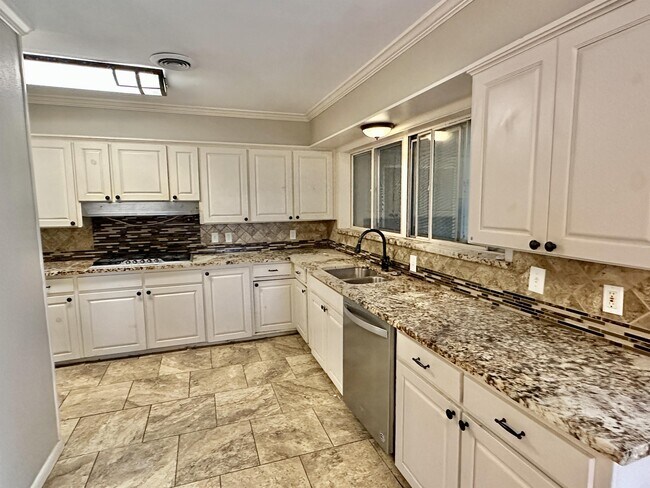 Building Photo - 1926 Laurelwood Dr