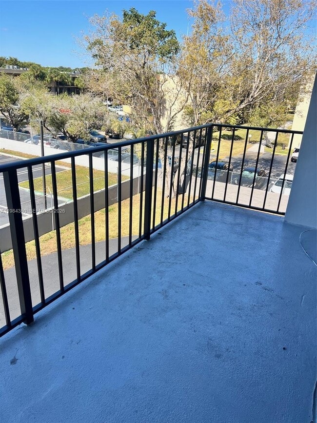 Building Photo - 10431 N Kendall Dr