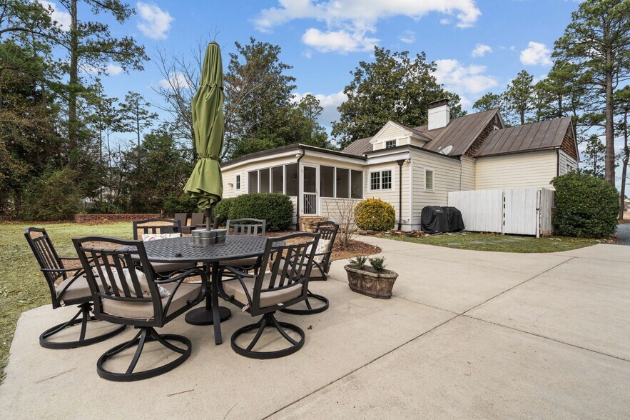 Building Photo - 2050 Midland Rd