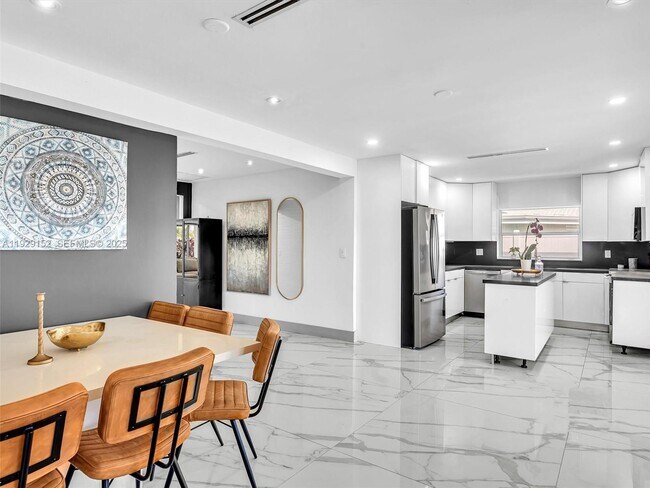 Building Photo - 440 SE 8th Ave