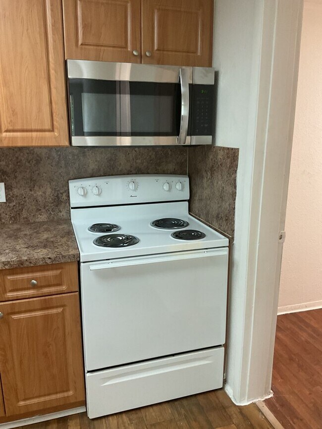 Building Photo - Spacious 1/1 in a great Tamarac location! ...