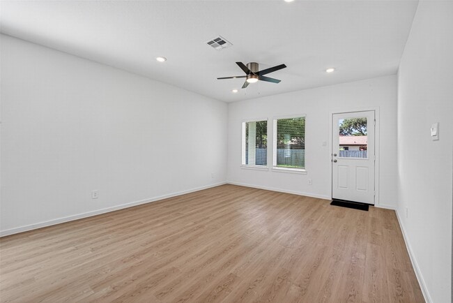 Building Photo - 407 Robin Ct