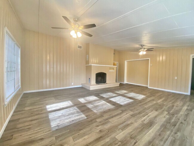 Building Photo - 3 Bed 2 Bath Home Now Available!