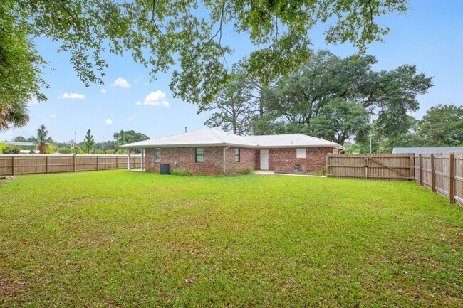 Building Photo - Gorgeous 4/2 Renovated Home in the Heart o...