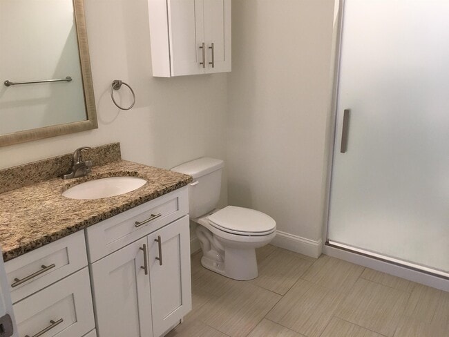 Building Photo - 875 Elm St