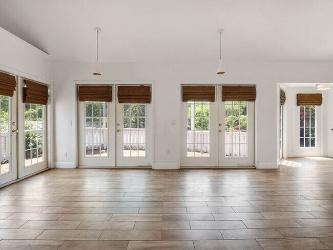 Building Photo - Charming 1/1 condo near Lake Virginia