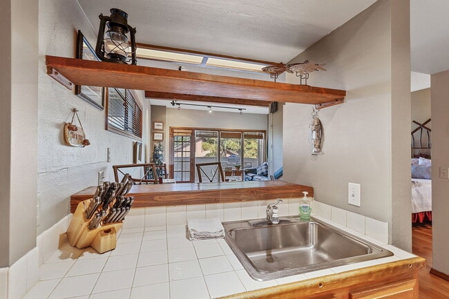 Building Photo - 2650 N Valley View Rd