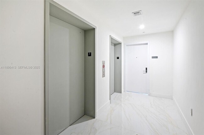 Building Photo - 700 NE 24th St