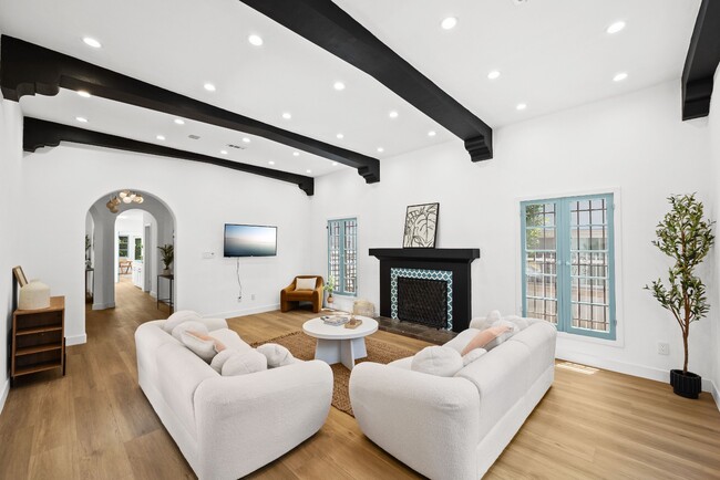 Building Photo - Traditional home | 3 bed 3 bath | Prime Pico-Robertson Area