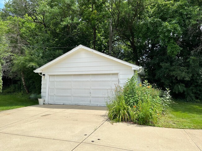 Building Photo - 843 Verne Ln