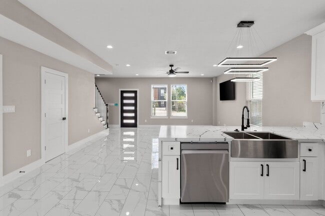 Building Photo - 7925 Colonial Ln