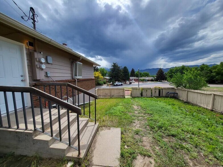Building Photo - 1400 Acacia Dr