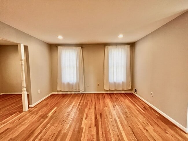 Building Photo - Beautiful and updated 4 BR 2.5 BA with garage and lovely yard!