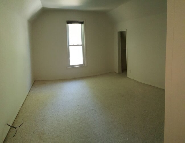 Building Photo - Spacious home in downtown Royal Oak!