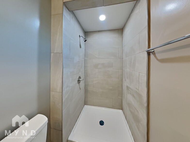 Building Photo - 204 E Ave C