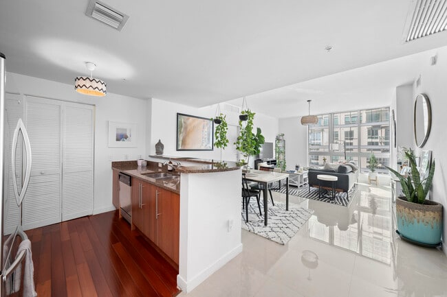 Primary Photo - 300 S Biscayne Blvd